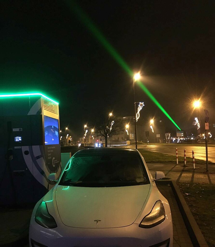Tesla Model 3 an der Flexiblen Ladesäule in Wolfsburg