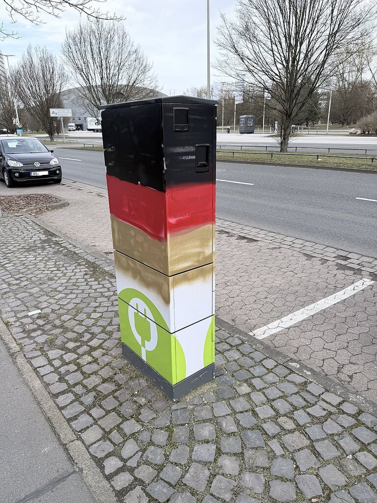 Nur dumm: Eine beschmierte Ladesäule in Braunschweig