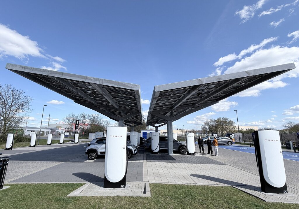 Elektrische Reisezeit: Tesla-Supercharger in Peine an der A2 
