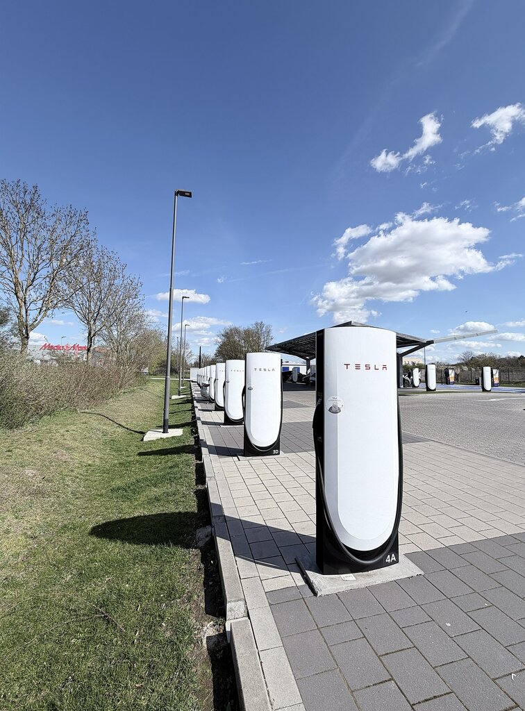 Elektrische Reisezeit: Am Supercharger in Peine an der A2 ist noch genügend Kapazität vorhanden.
