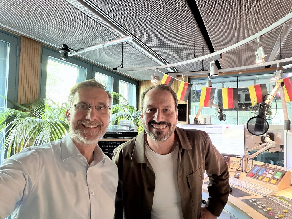 Im Studio bei der Antenne Brandenburg zum Ratgeber "Umstieg aufs Elektroauto"